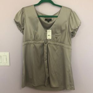 Express women’s grey satin shortsleeved dressy top
